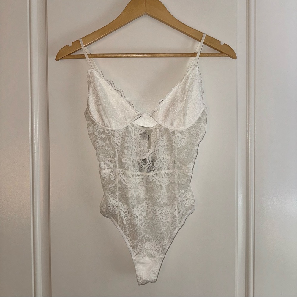 NWT Lulu’s White Lace Bodysuit 🕊️🤍